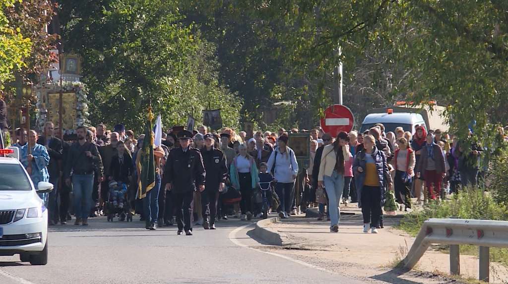 Пагөда на сегодня в костроме. Крестный ход несет крест. Поклонный крест в Курской области.