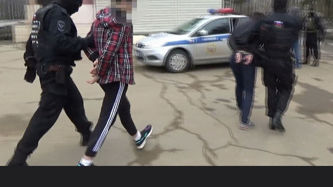 Без хлеба, но с «солью»: на въезде в Кострому задержали пару наркокурьеров