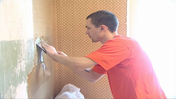 В общежитии школы-интерната костромской глубинки учащиеся ремонтируют спальни