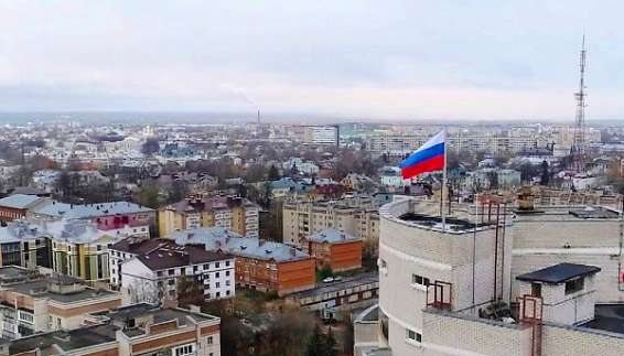 Над самым высоким зданием Костромы подняли российский триколор