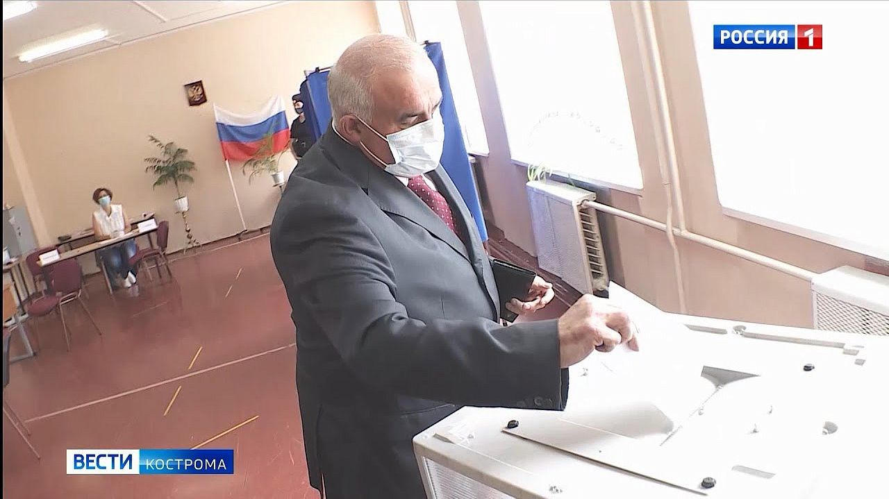 Костромской губернатор проголосовал сегодня в числе первых