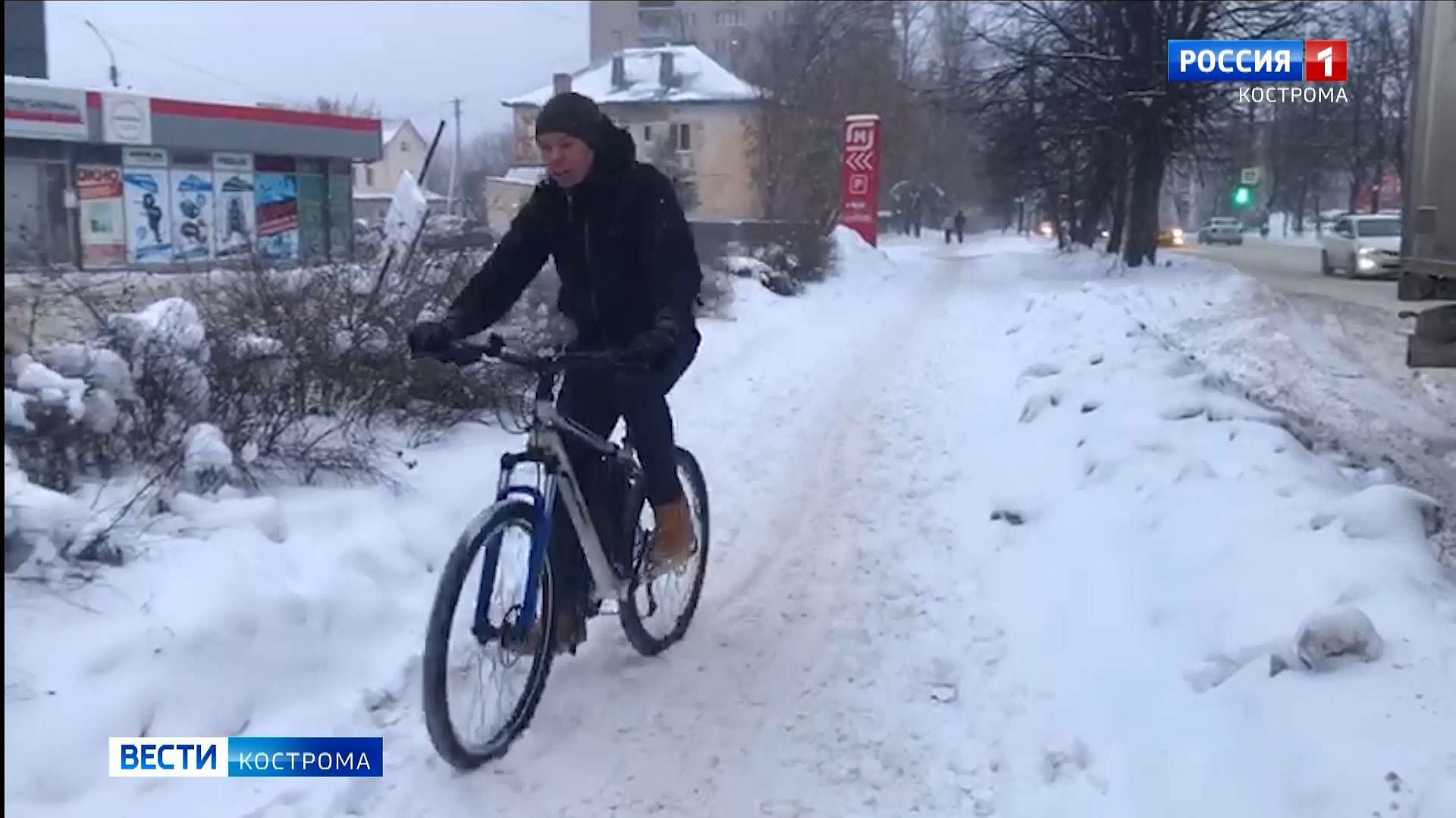 Зима не мешает велосипедистам колесить по костромским дорогам