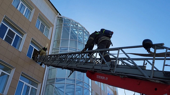 Пожарные провели учения совместно с курсантами Химакадемии в Костроме