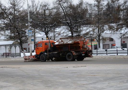 Костромские дорожники борются со снегом на улицах