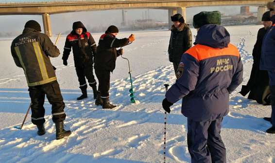 В Костроме измерили толщину льда в местах крещенских купаний