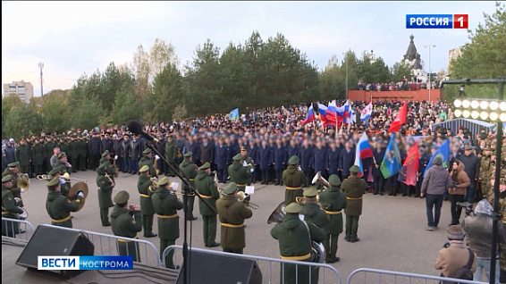 На митинге в честь 331-го гвардейского парашютно-десантного полка в Костроме было не протолкнуться