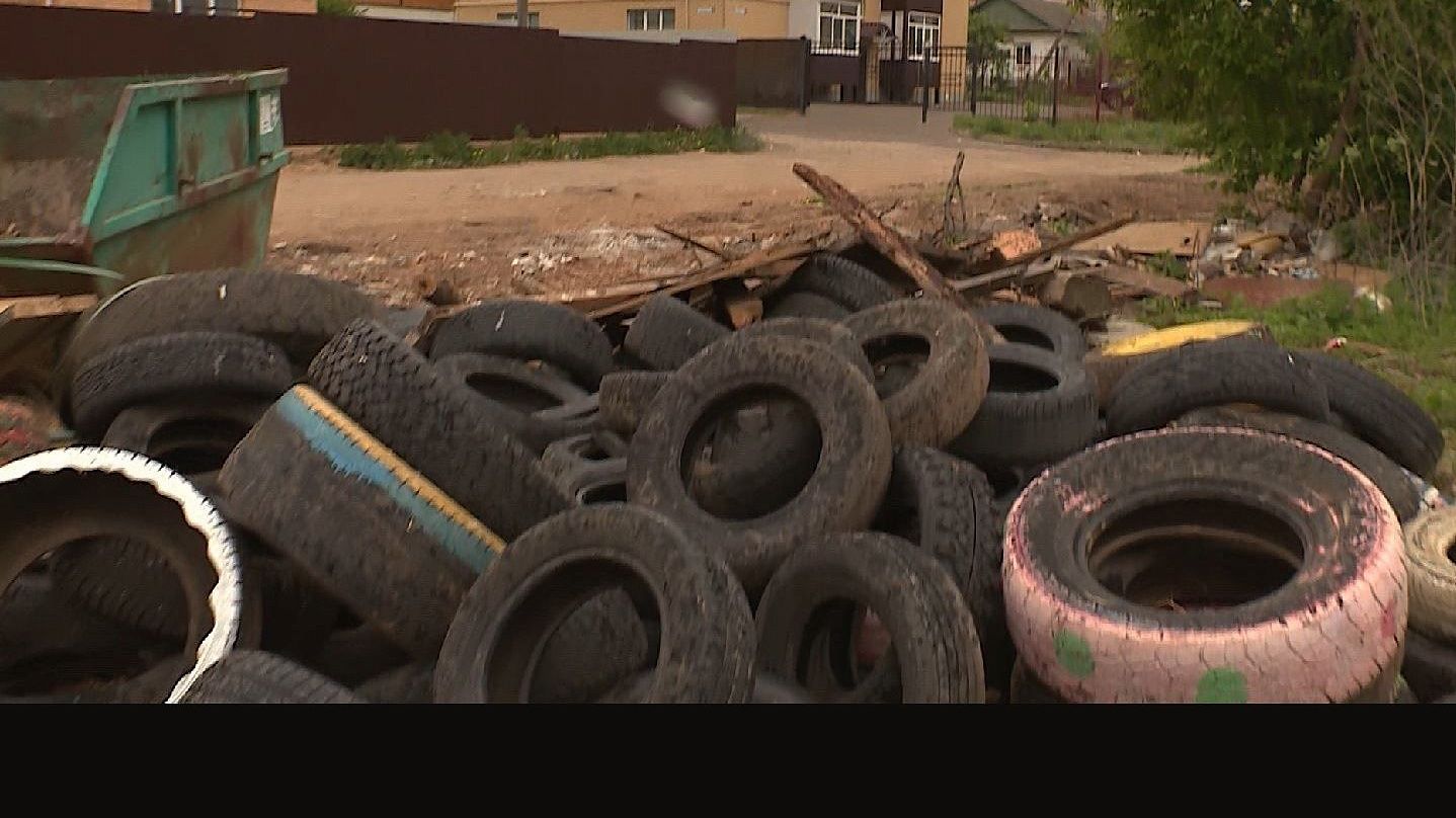 Контейнерную площадку на улице Профсоюзной в Костроме завалили старыми шинами