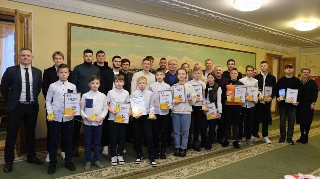 В мэрии Костромы наградили перспективных юных футболистов