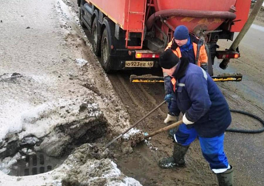 Ливнёвки в Костроме оперативно очищают от снега и наледи