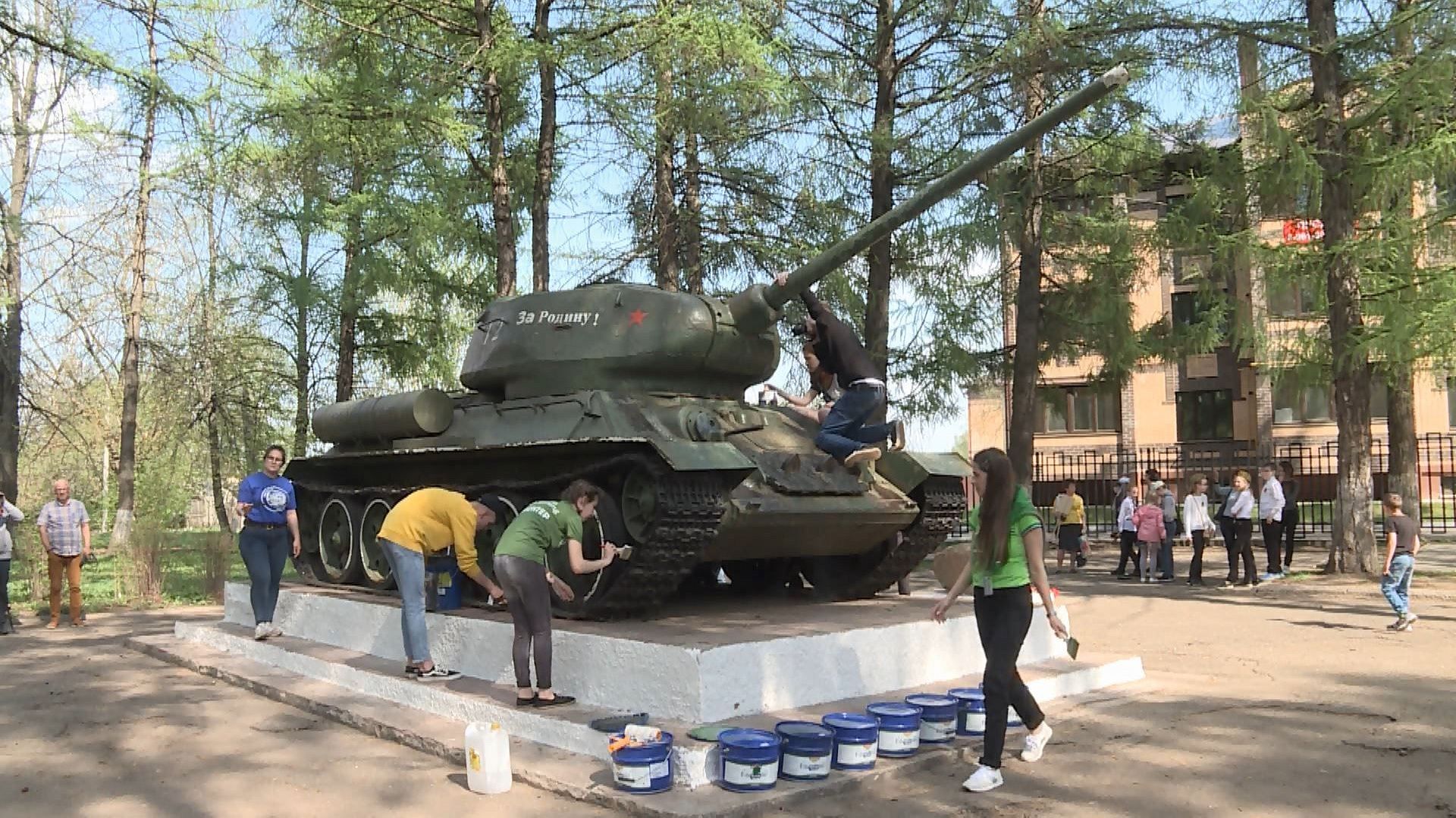 Костромские волонтеры покрасили знаменитый танк «Т-34» на улице Ярославской