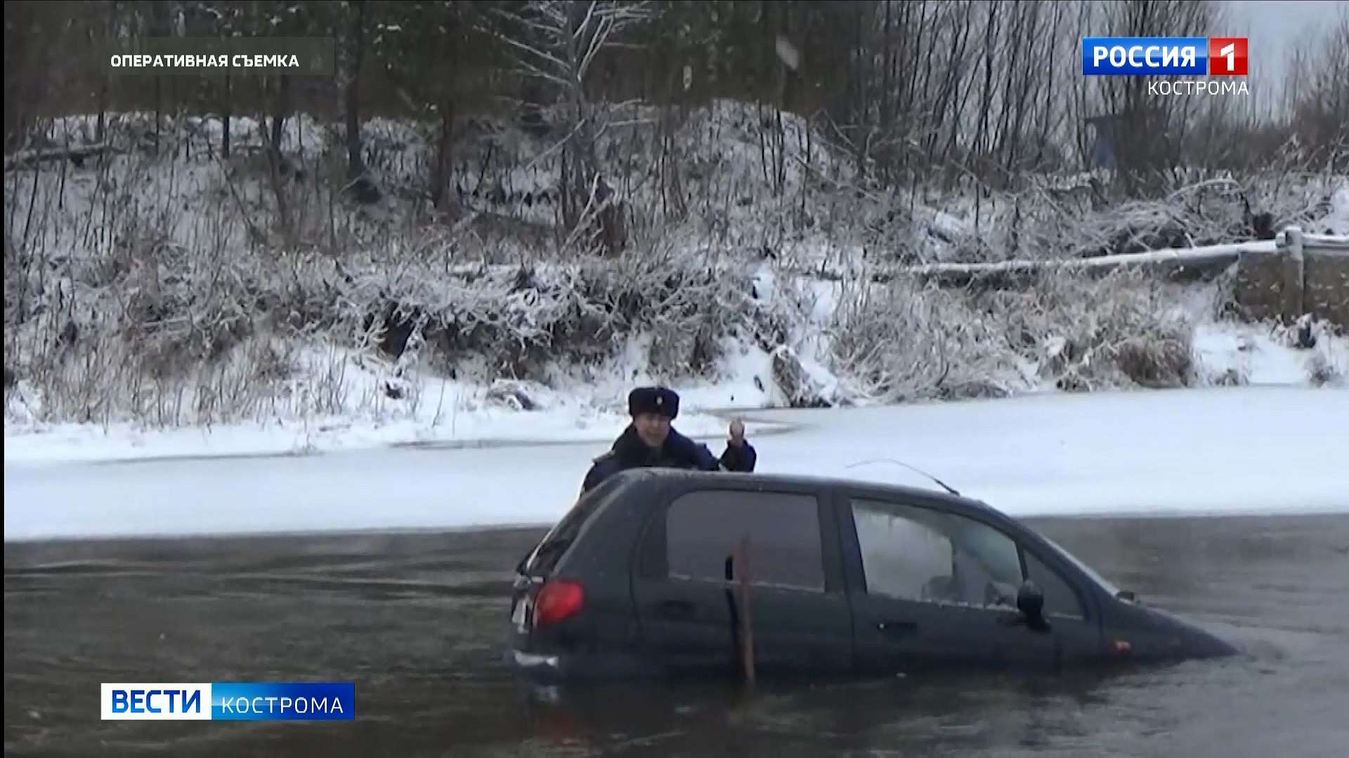 Упавшую в реку за рулем автомобиля костромичку спасли полицейские