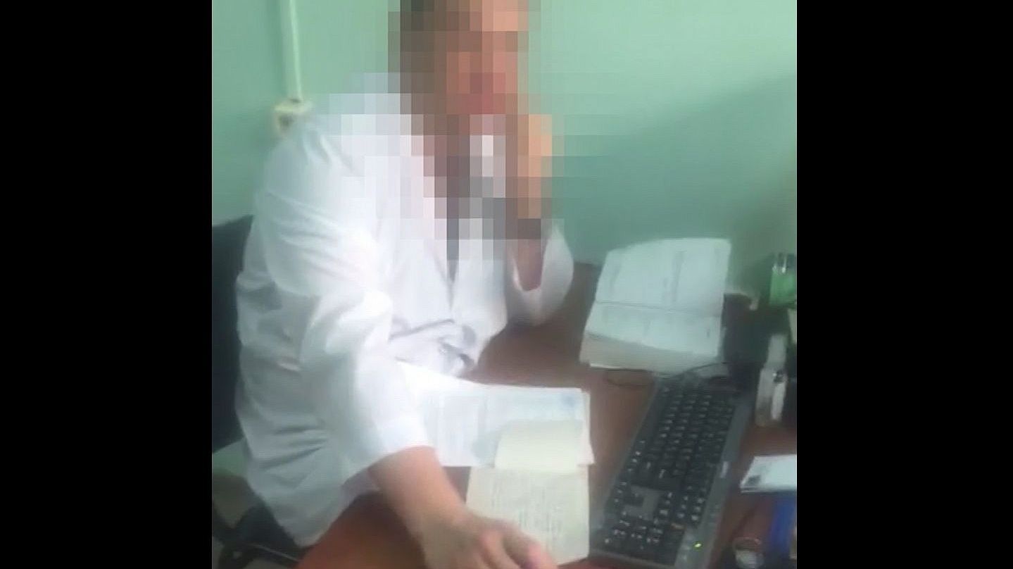Костромского врача подозревают в получении взятки от призывника