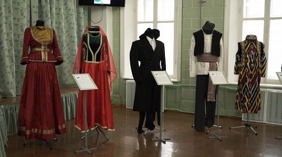 В Костроме открылась выставка национальных костюмов