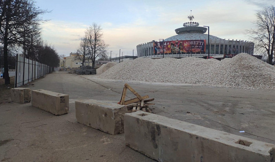 Тротуары у цирка в Костроме временно закрыли для пешеходов