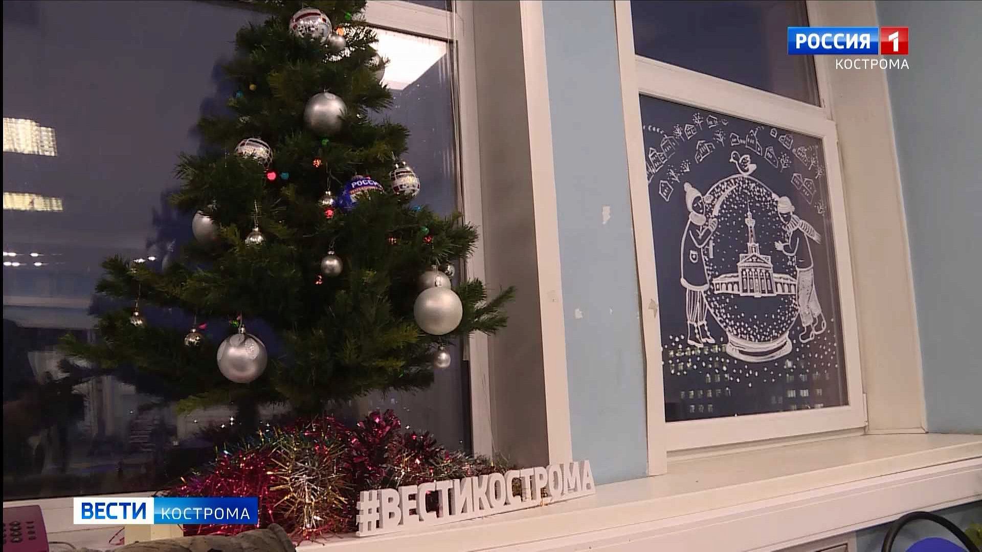 Окна костромских домов расписывают новогодними узорами