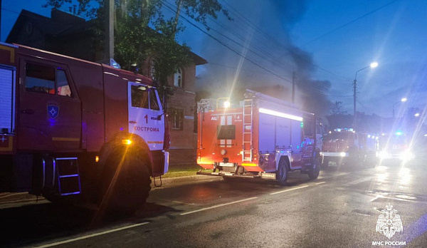 Ночью на пожаре в Костроме сотрудники МЧС спасли двух человек