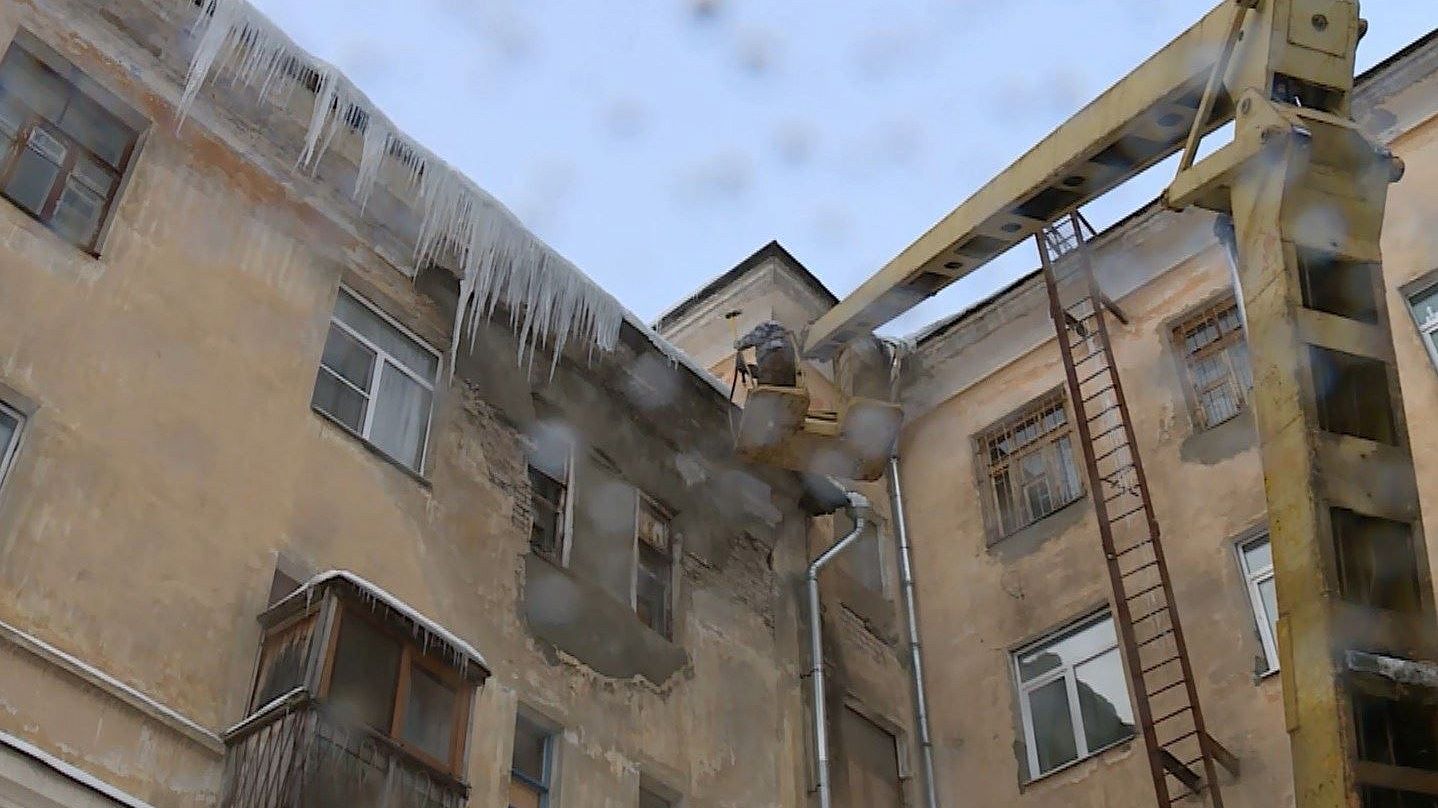 Ледяная опасность: чиновники мэрии проверяют, как убирают сосульки с крыш костромских домов