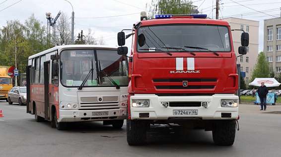 Пожарную машину в Костроме остановил рейсовый автобус