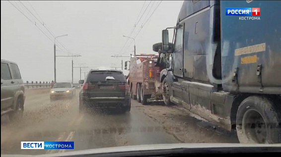 Симптоматично: Кострома оказалась бессильна перед одним заглохшим на мосту грузовиком
