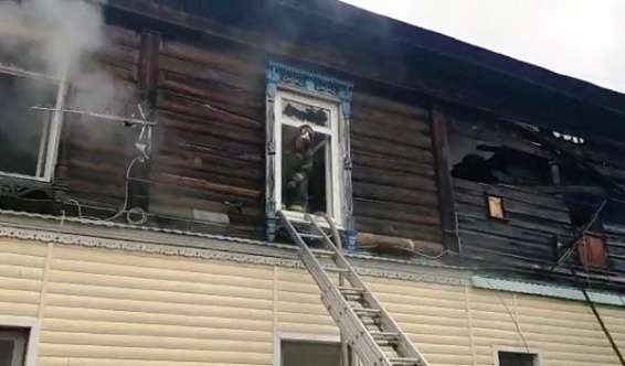 Пожарные вывели людей из горящего дома в Костроме