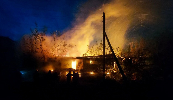 В центре Костромы феерично сгорели бесхозные сараи