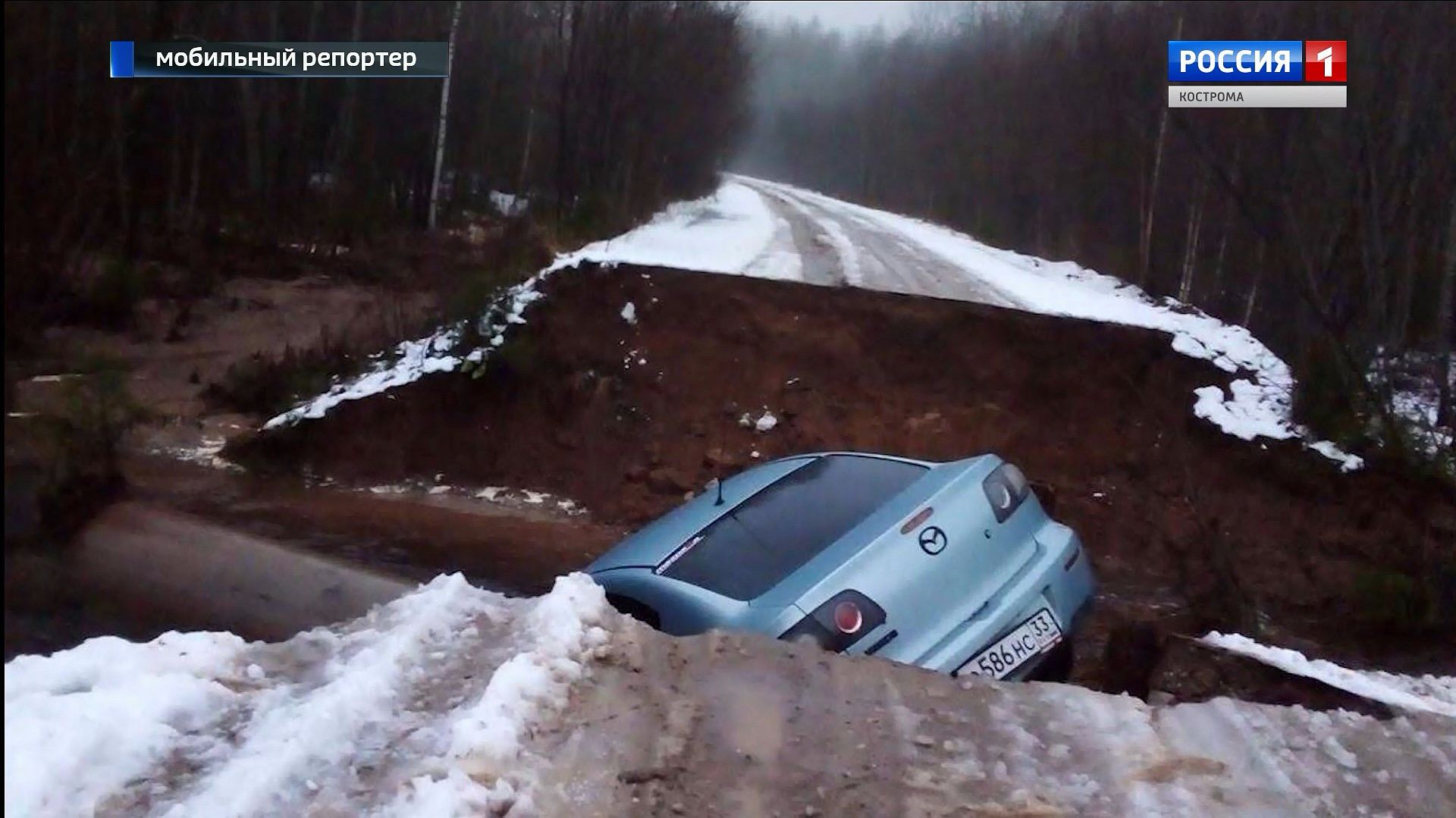 В Костромской области иномарка ушла под землю на размытой дороге 