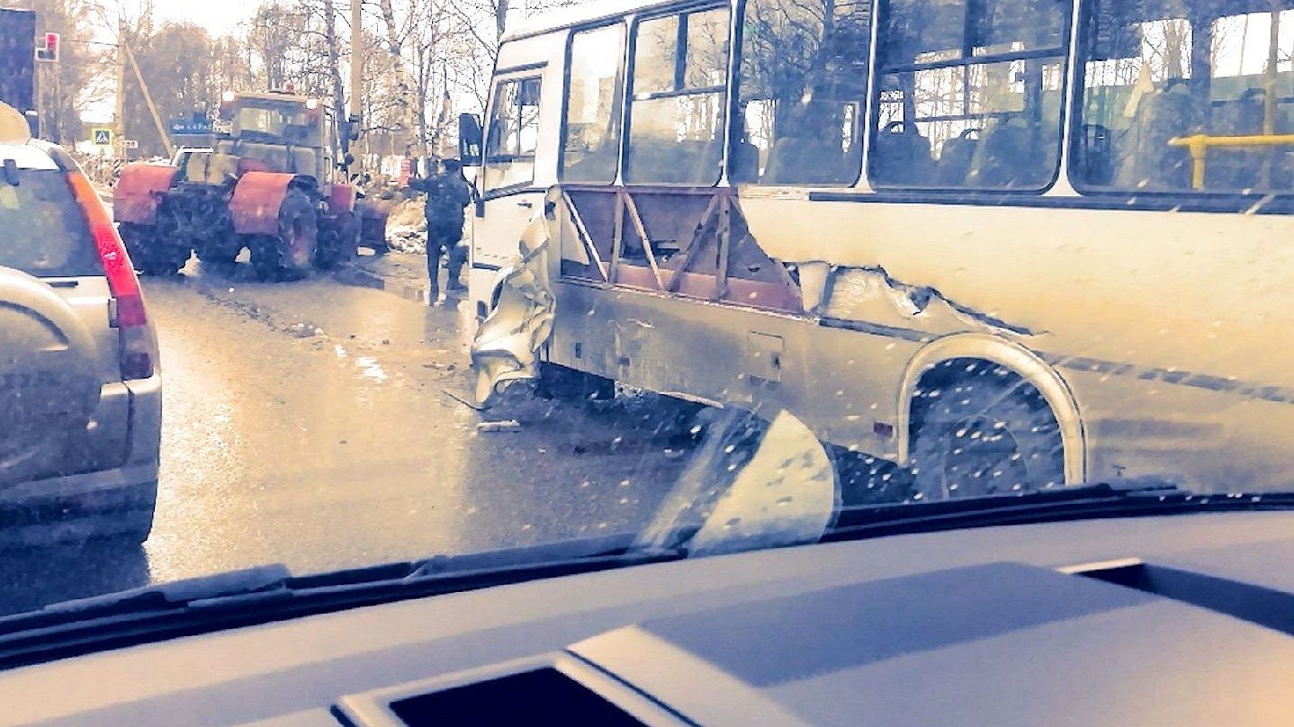 ДТП в Костромском районе: снегоуборочный трактор врезался в рейсовый автобус