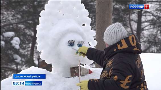 Поселковую площадь в Костромской области украсили сказочные герои из снега