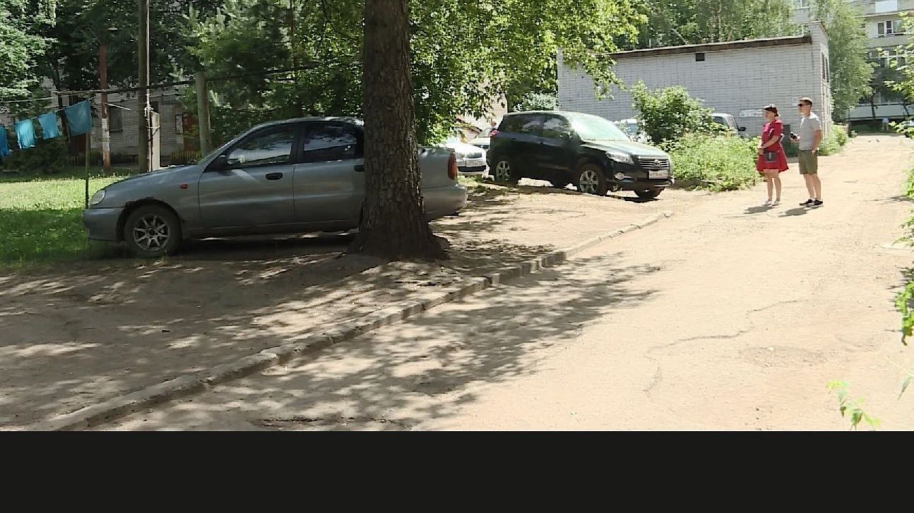 Костромских автовладельцев начали штрафовать за парковку на газонах