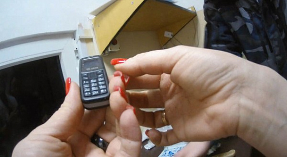 Сотовые телефоны размером с женский мизинец пытались передать в костромское СИЗО