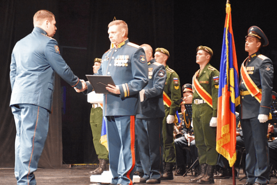 Костромских военных наградили к празднику часами и званиями