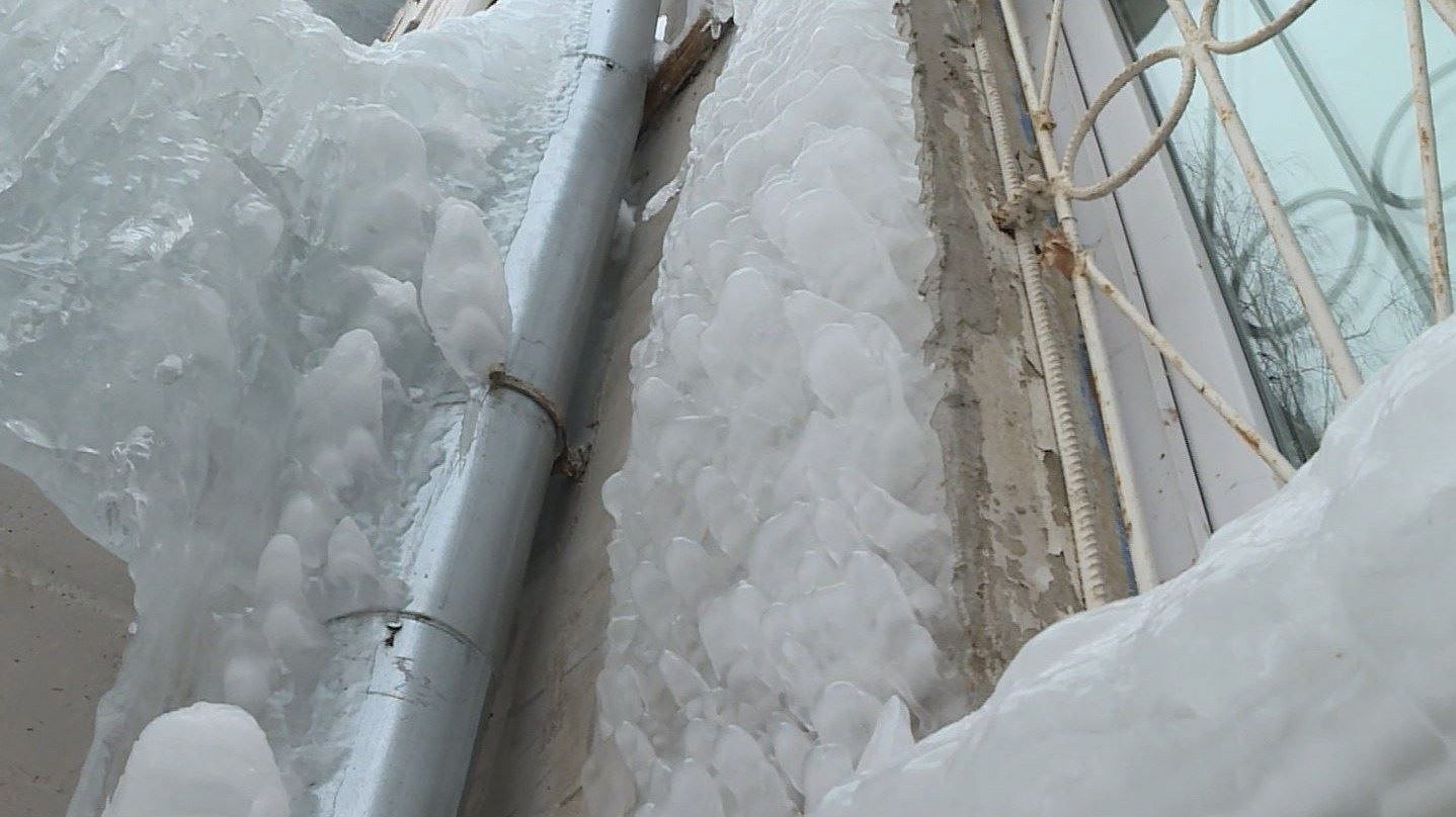 Дом-айсберг в Костроме: многоэтажка в микрорайоне Юбилейный превратилась в форменный ледник
