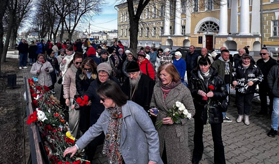 Костромичи продолжают нести цветы к мемориалу в память о жертвах теракта в Подмосковье