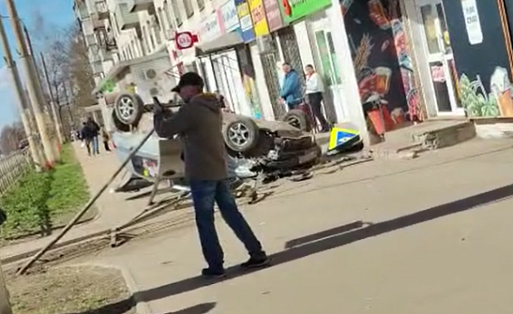 В результате жесткого столкновения двух автомобилей в Костроме пострадали три человека