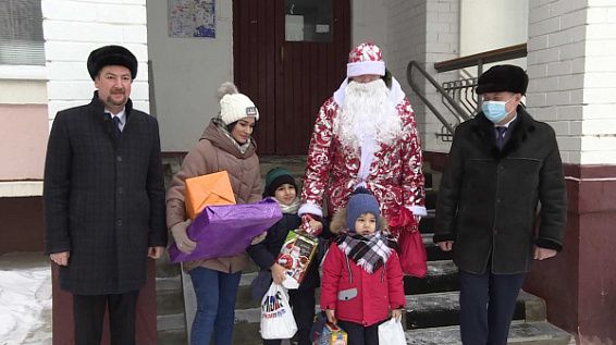 Детей медиков из костромских «красных зон» приветили волонтёры