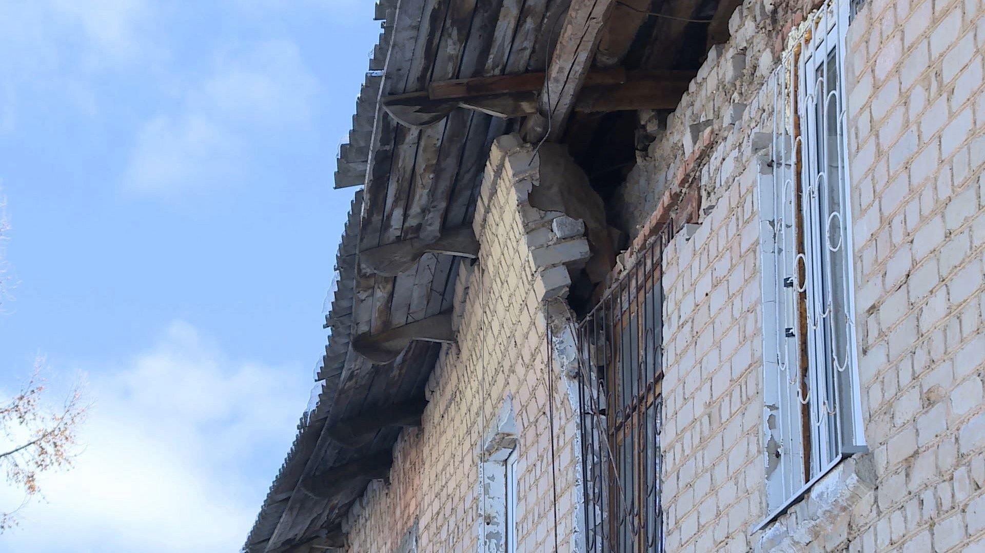 В Костроме на улице Линейной обрушилась крыша многоквартирного дома