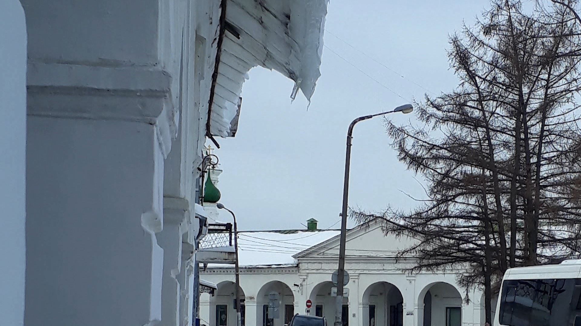 От снега с крыш костромских домов пострадали уже три человека