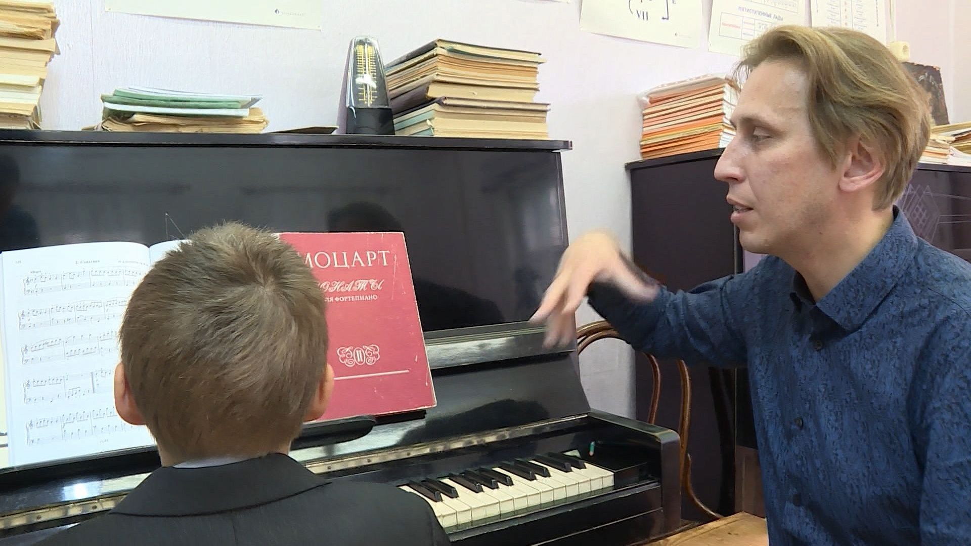 Органист Костромской филармонии Александр Панаскин учит детей музыке
