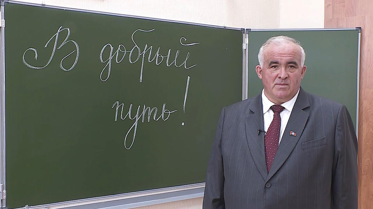 Губернатор Сергей Ситников навестил свою школу и поздравил выпускников