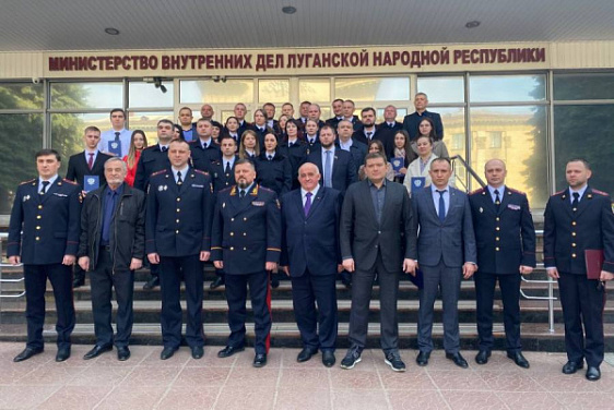 Костромской губернатор вручил дипломы КГУ студентам в Луганске