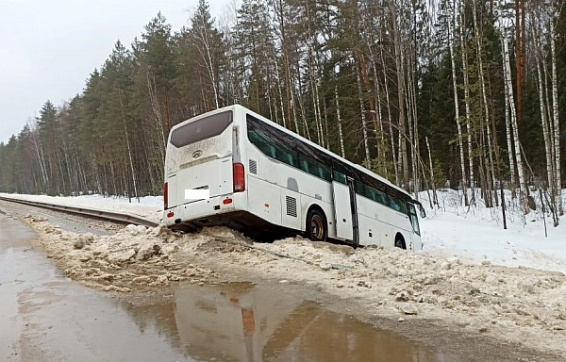 Автобус на трассе в Костромской области улетел в кювет