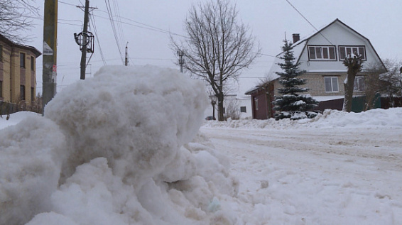Житель костромской глубинки бесплатно чистит от снега три костромские деревни