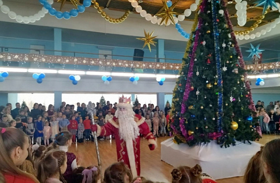 Полицейский Дед Мороз устроил праздник для 700 детей