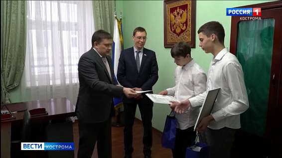 Отличившиеся костромские школьники получили из рук сенаторов билеты на балет