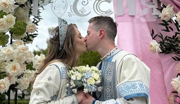 Костромская пара заключила брак на главной площади ВДНХ в Москве