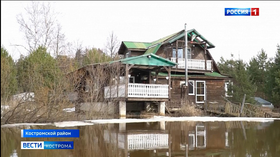 Большая вода подступает к жилым домам в деревне под Костромой
