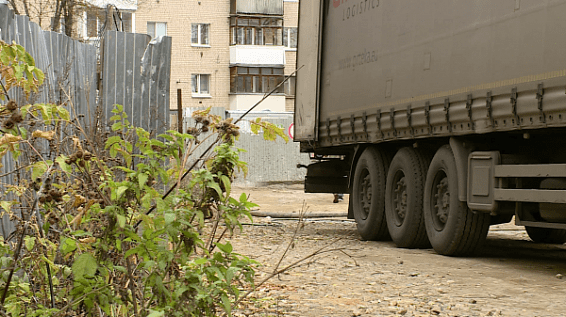 Строители в Костроме ленятся мыть колеса своей технике