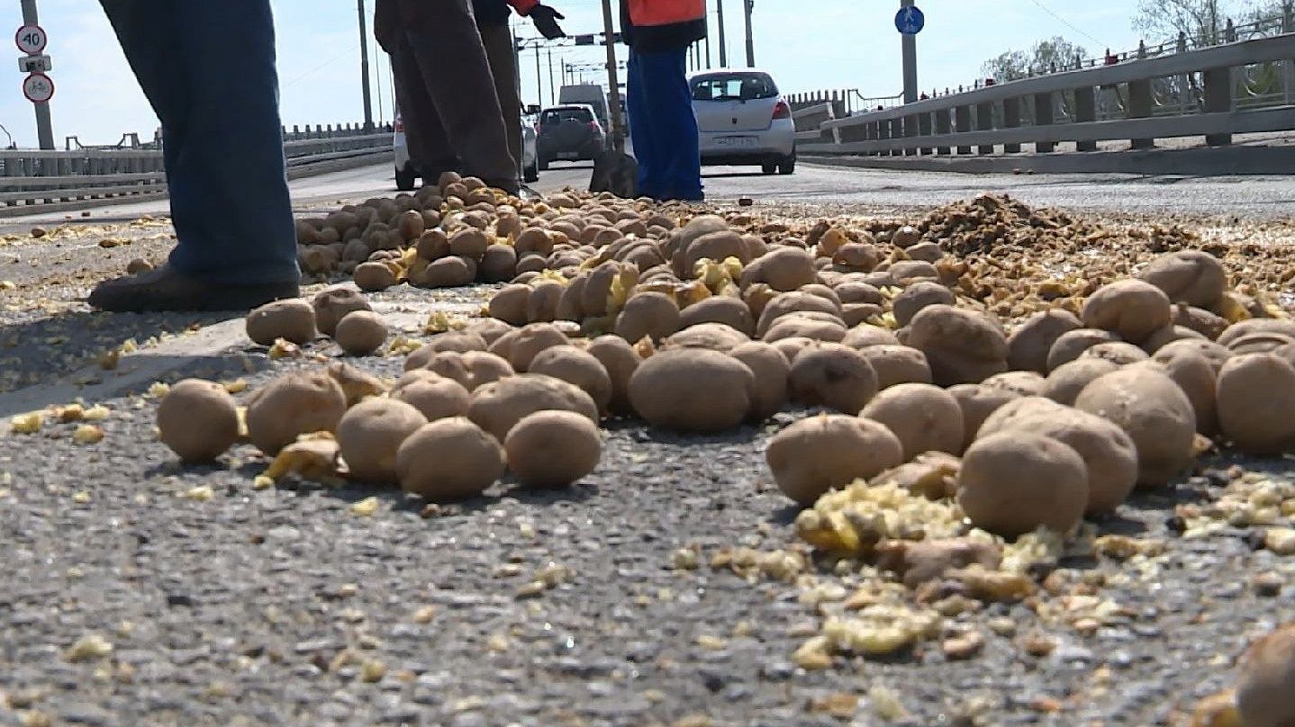 На мосту через Волгу в Костроме сегодня… собирали картошку