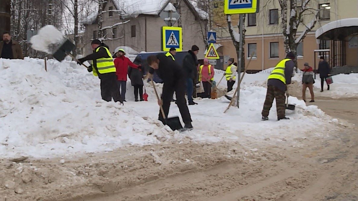 Дорогу к знаниям прокладывают лопатой: родители костромских школьников вышли на тропу «войны» со снегом