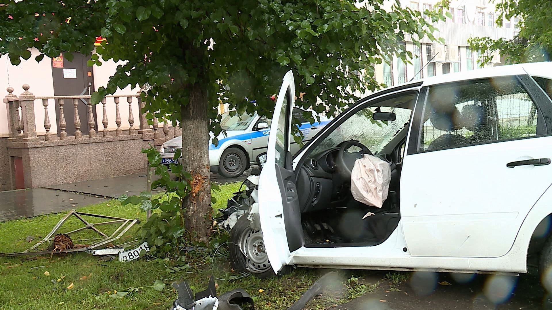 ДТП на улице Советской в Костроме: «Лада Гранта» вылетела на тротуар и врезалась в дерево